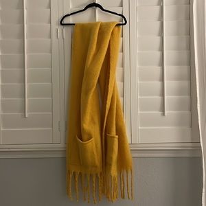 💛🧣Steve Madden winter wear cold weather mustard Yellow scarf 🧣💛